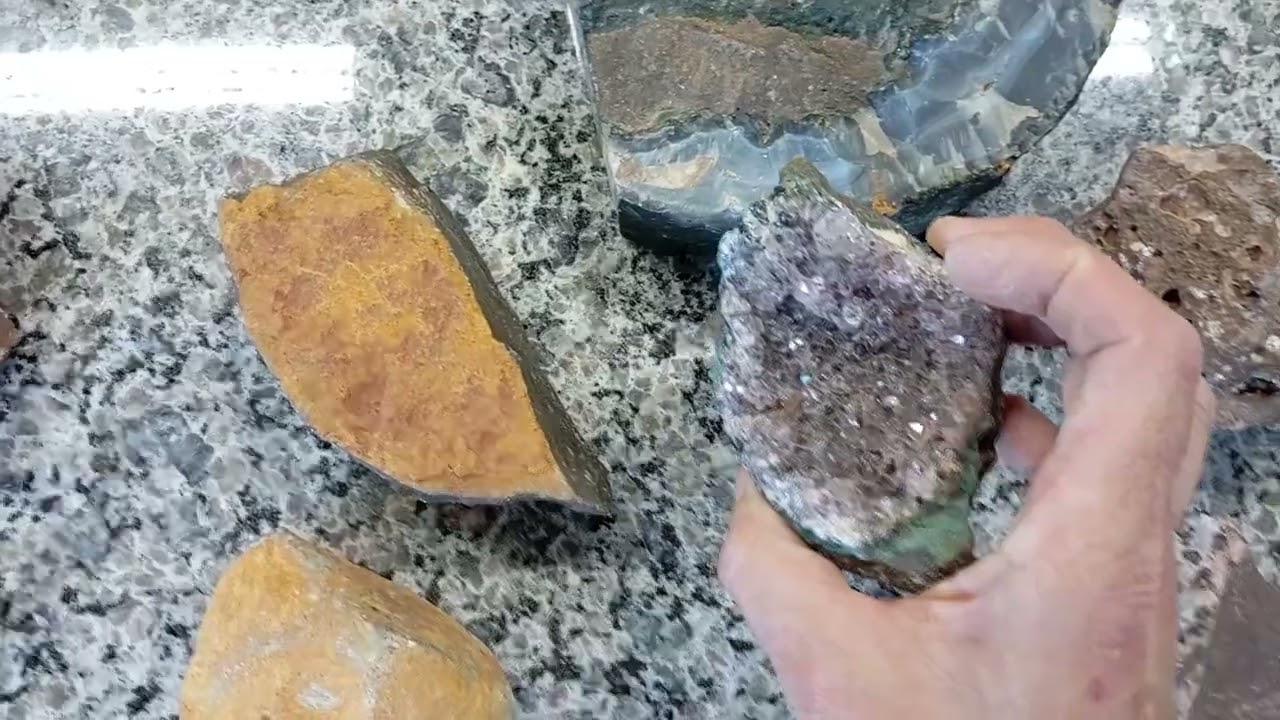 Geologia e mineralogia das rochas ígneas.  Intrusiva (Granito) e extrusiva (Basalto).