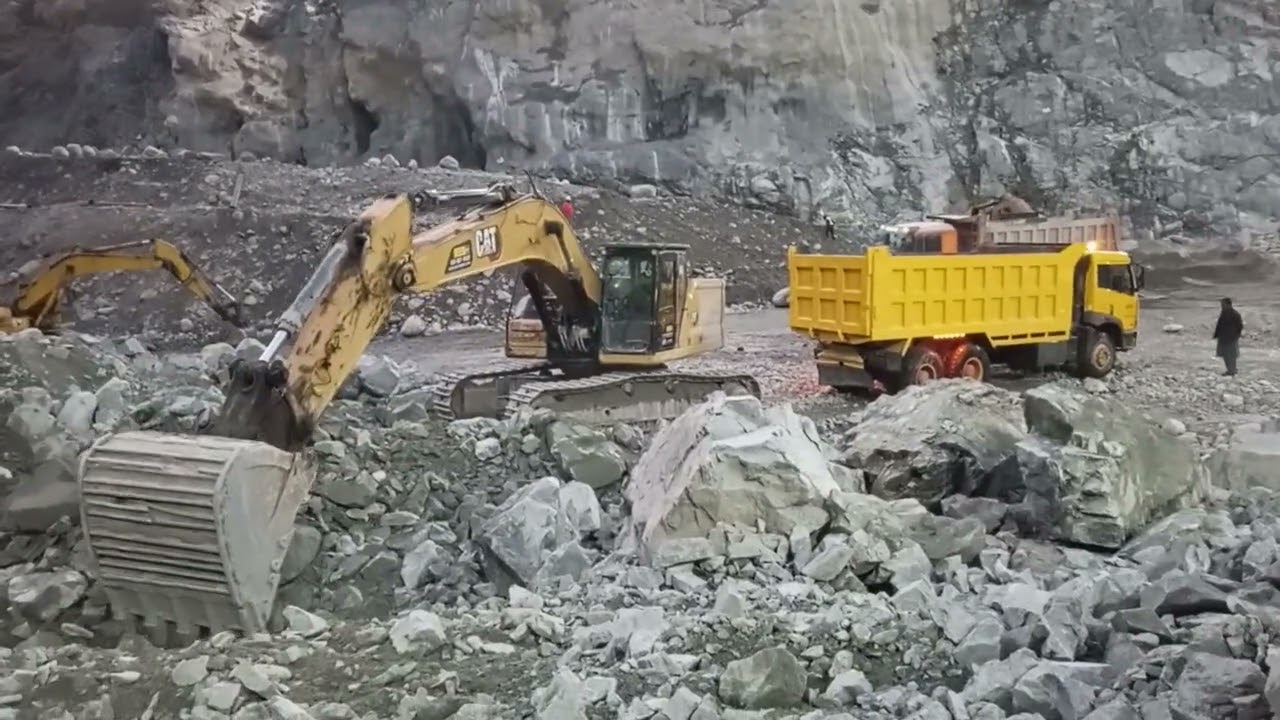 Caterpillar336 Exevator MACHINE Loading heavy blasting material amazing work 