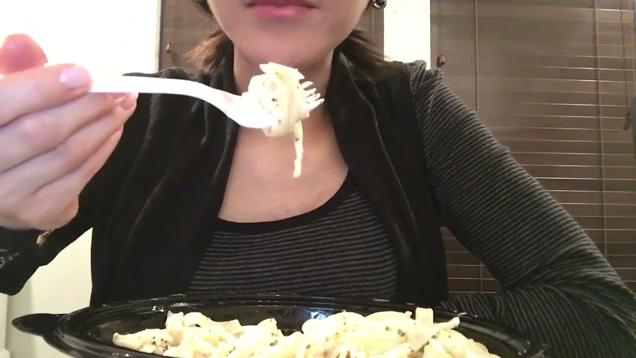 Moonlight's Meatless Mondays  Fettuccine Alfredo and Breadsticks
