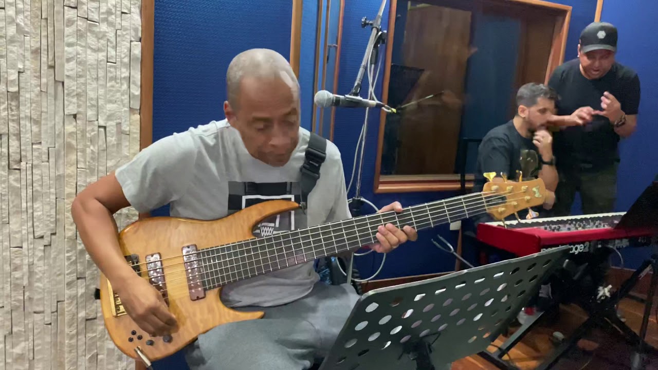 Prateado gravando o cantor Braga