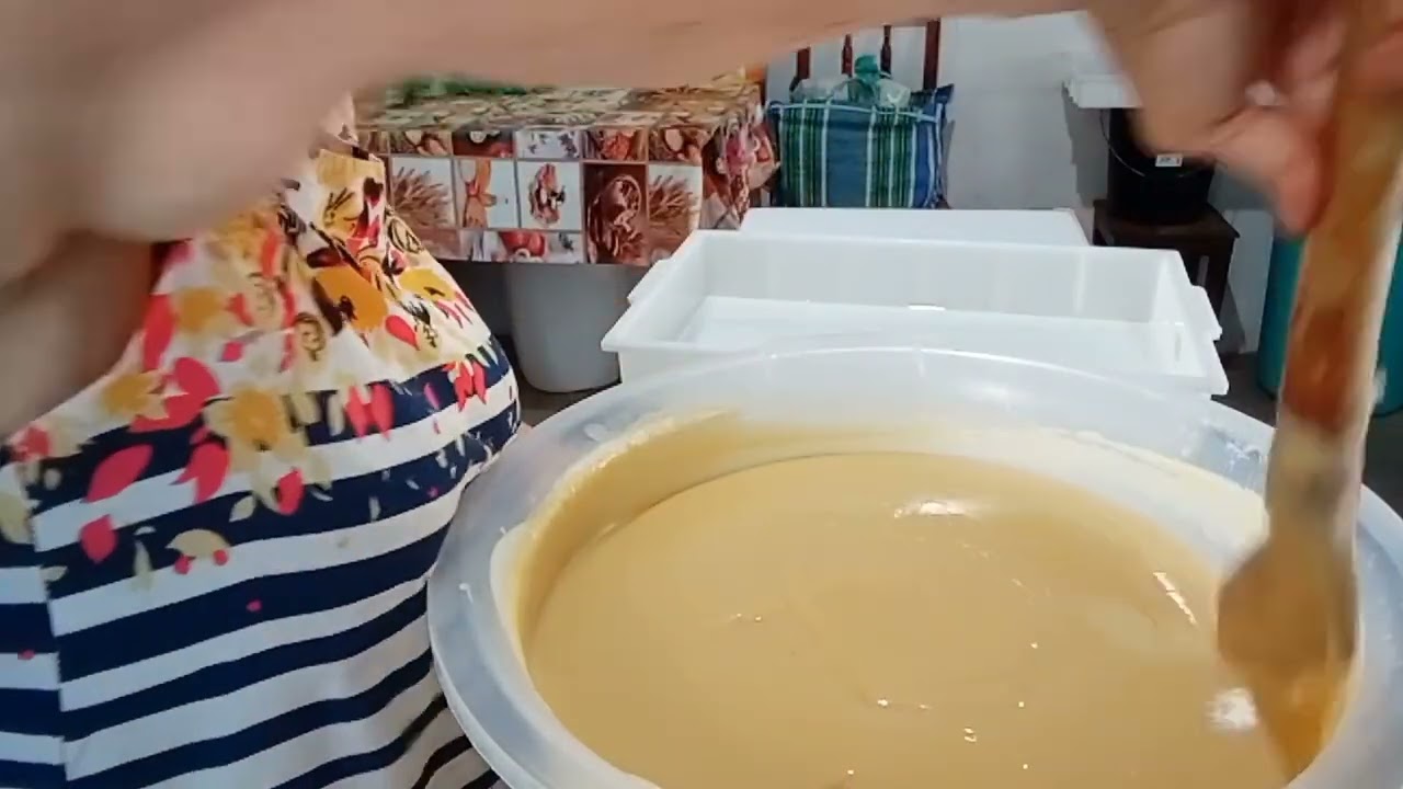 SABÃO CASEIRO COM ÓLEO SATURADO SEBO E BANHA MARAVILHOSO ESPUMA MUITO 