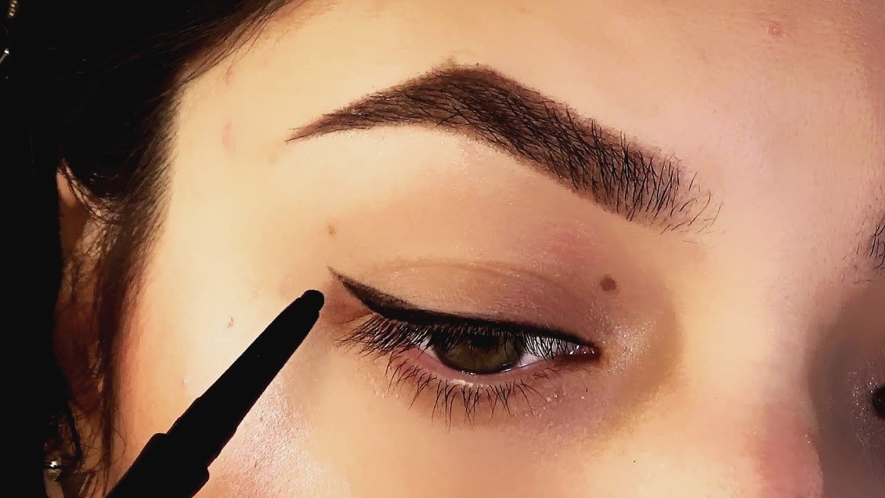 COME APPLICARE LA MATITA NERA come EYELINER