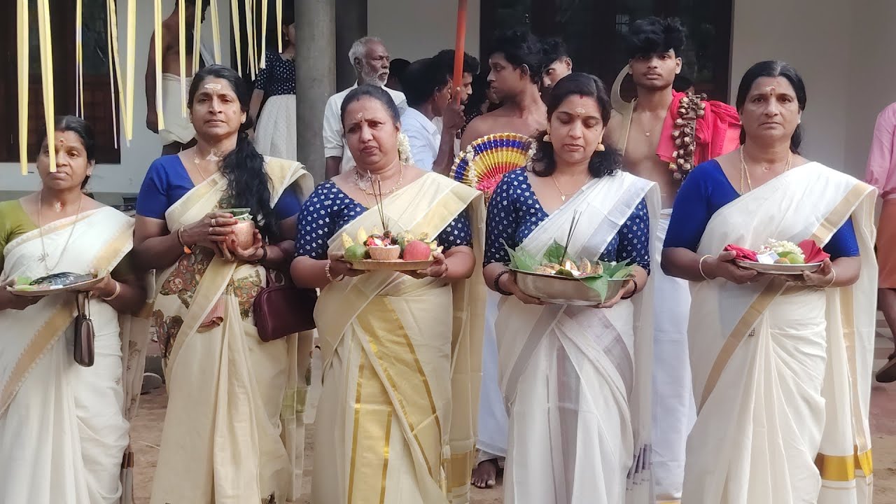 കാരയിൽ വികാസിന്റെ വീട്ടിൽ നിന്നും എഴുന്നള്ളിപ്പ് കാരാമ്പലത്തിലേക്ക് പോകുന്നു 