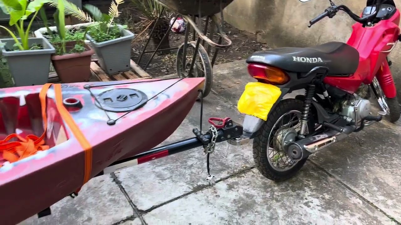 Carretinha para transportar caiaque/ caiaker na moto com suspensão