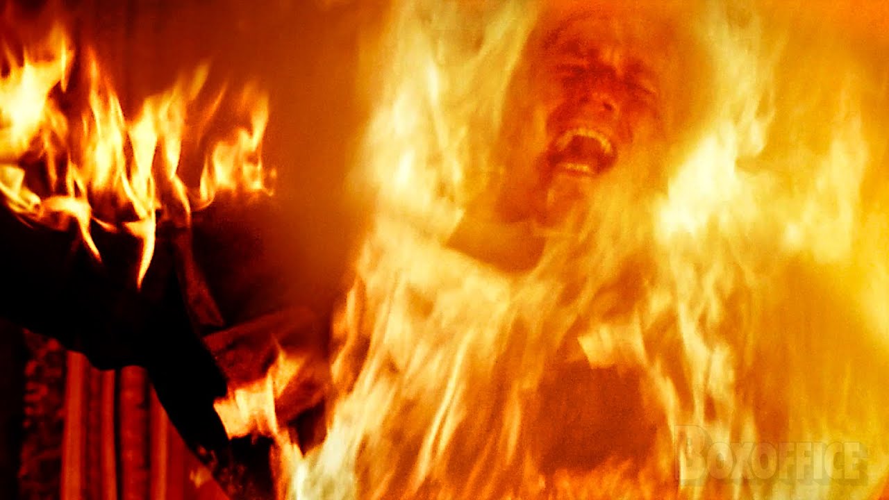Ewan McGregor arde por sus pecados | Ángeles y demonios | Clip en Español