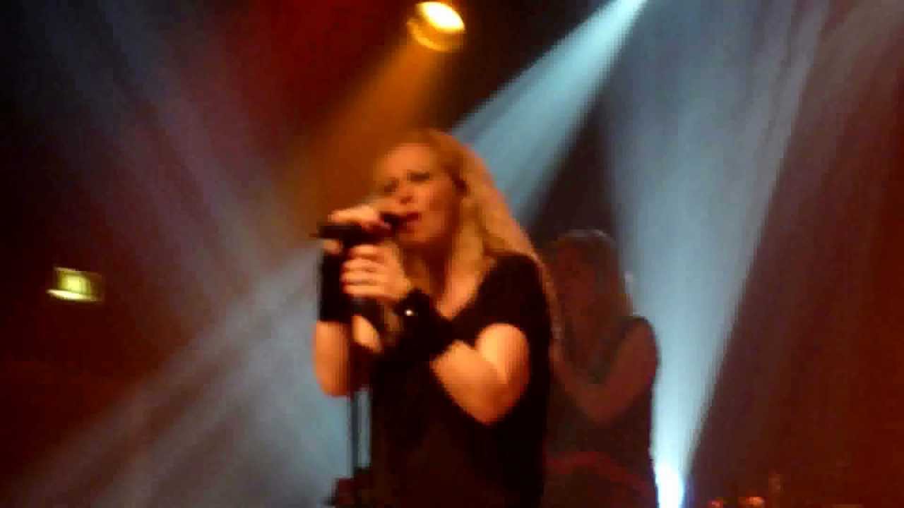 Even the Spirits Are Afraid - Anneke Van Giersbergen - Machine du Moulin Rouge - Paris - 20 05 2012
