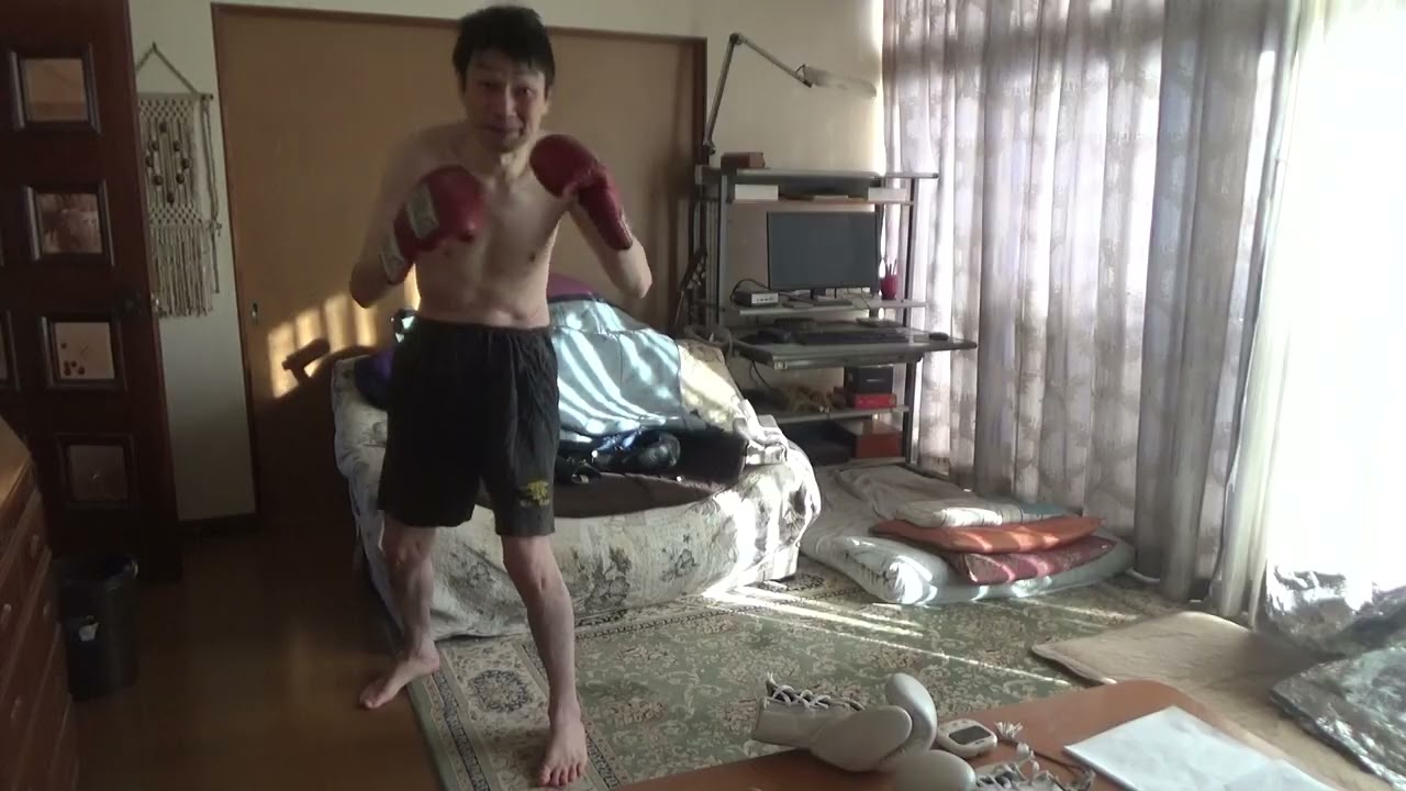 今朝は５２、１キロでした。アンダーアーマーコールドギアも着て眼鏡もしてです。何も飲食しないで小便と便をしてです。