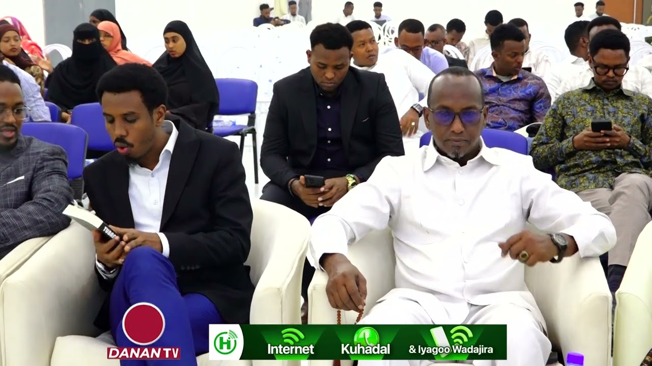 Qoraaga Buuga Tubaal Cabdixamiid Maxamed Cumar oo ka shakeenaya Buuga Tubaal