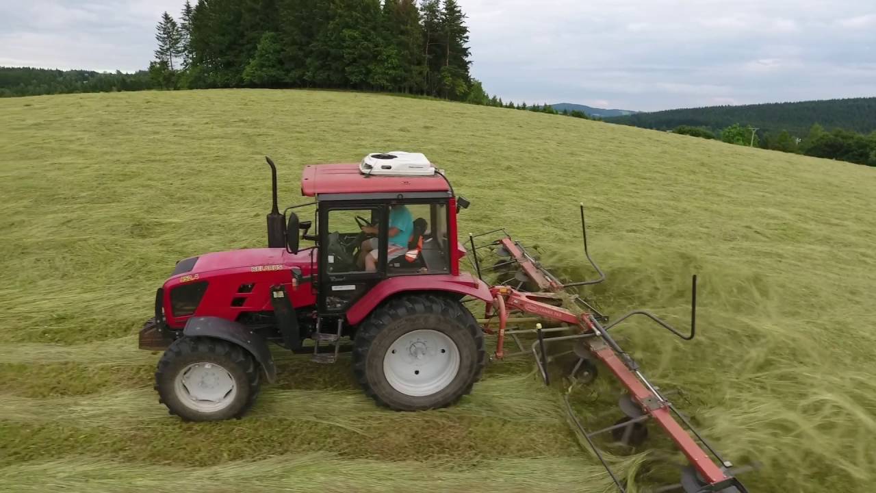 Obracení sena traktorem Belarus (nevšední pohled)