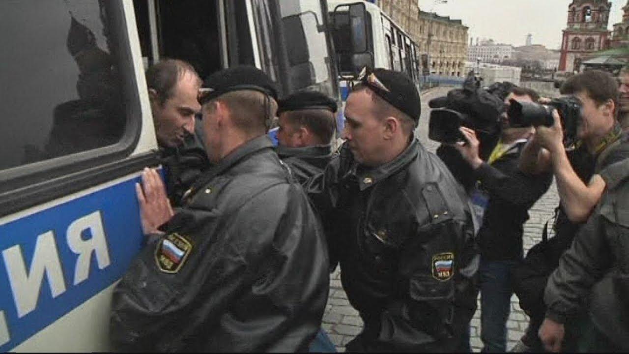 Russian police arrest anti-Putin protesters in Moscow's Red Square