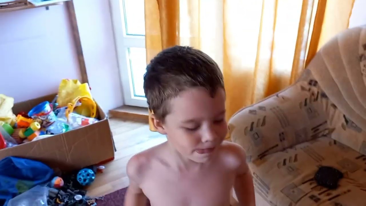 VLOG 4.05.25 Ходили за справкой. У Макса опять подарок.