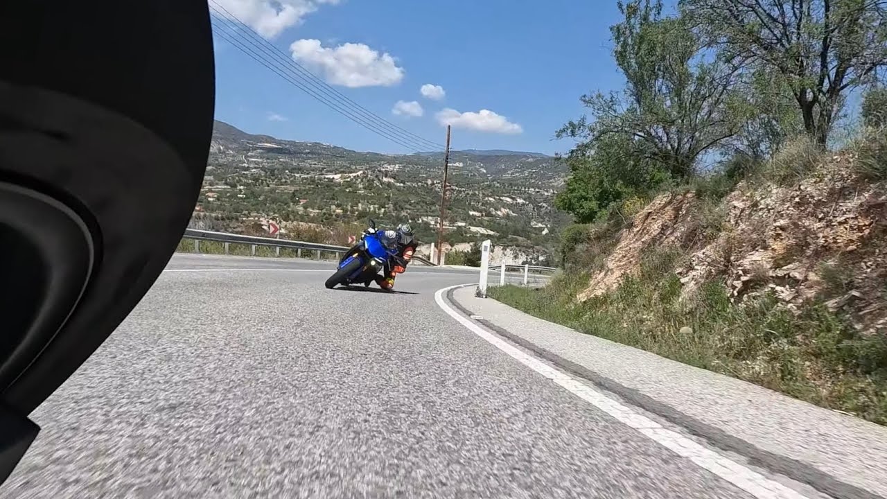 S1000RR Vs Yamaha R1....The Battle of the Kings!