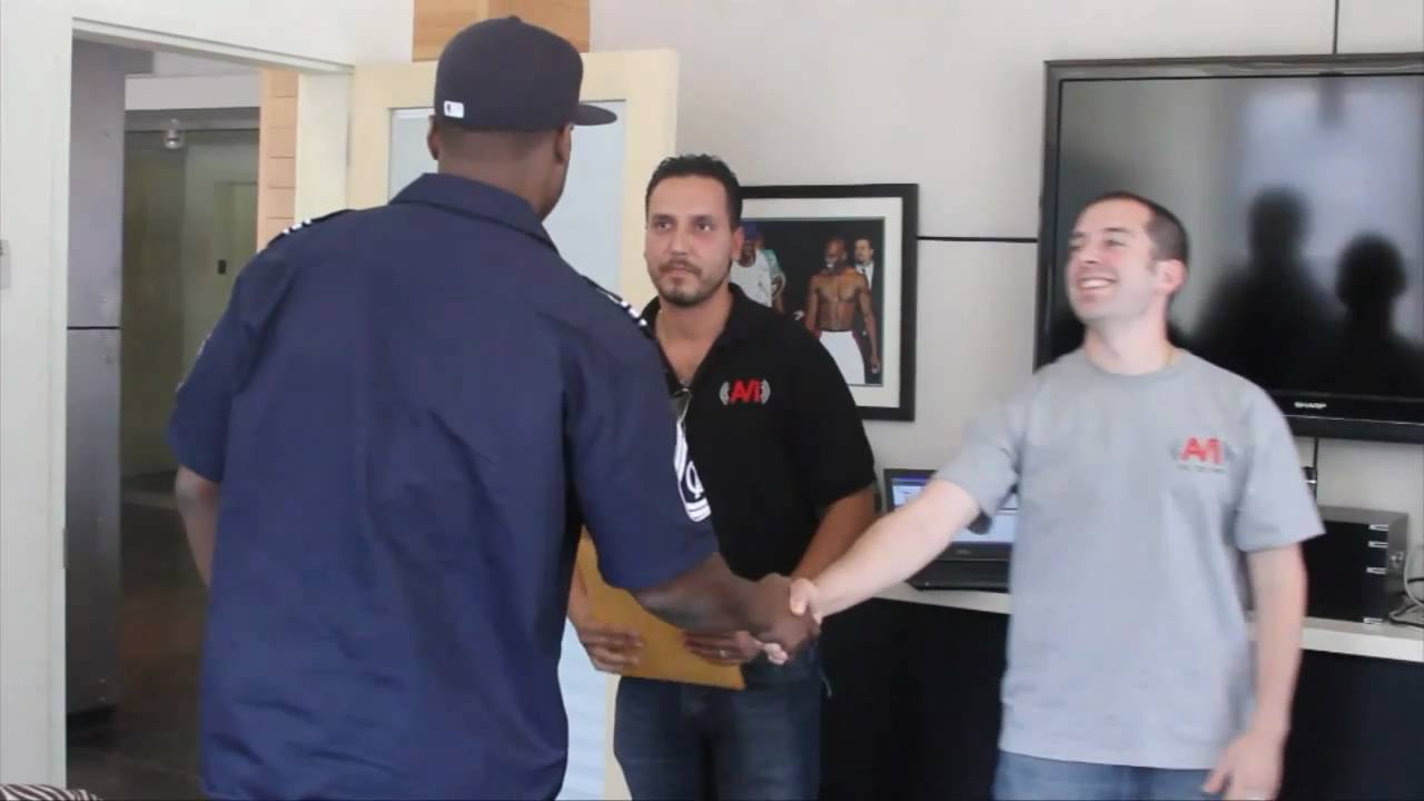 50 Cent Showing off money with his IPad - Control4 office By Audio Video Invasion