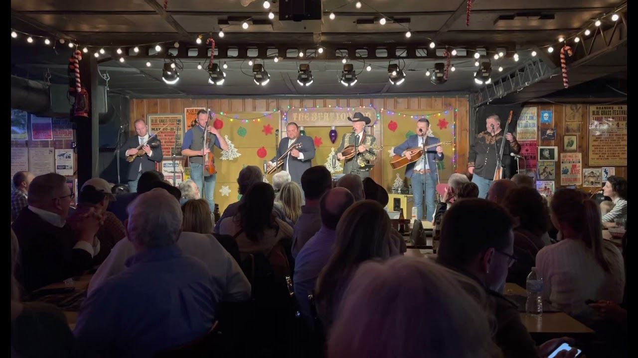 Doyle Lawson picks his new “old” Gibson mandolin straight out of the case - “Pike County Breakdown”