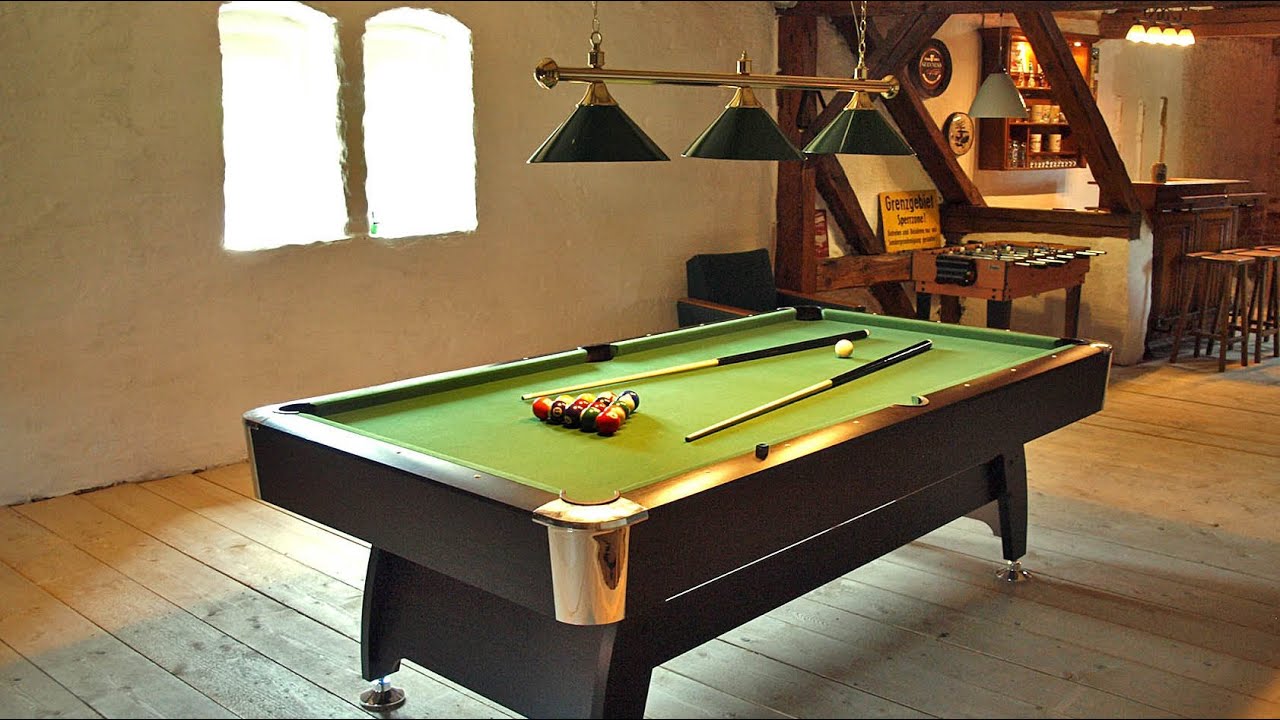 Anleitung: Partyraum mit Heimkino, Billardtisch, Dartscheibe, Bar, Kickertisch und Spielautomat