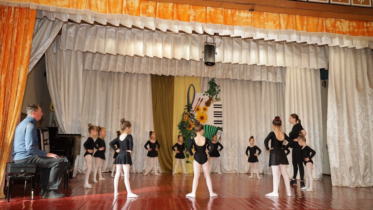 Відкритий урок з народно-сценічного танцю перший клас