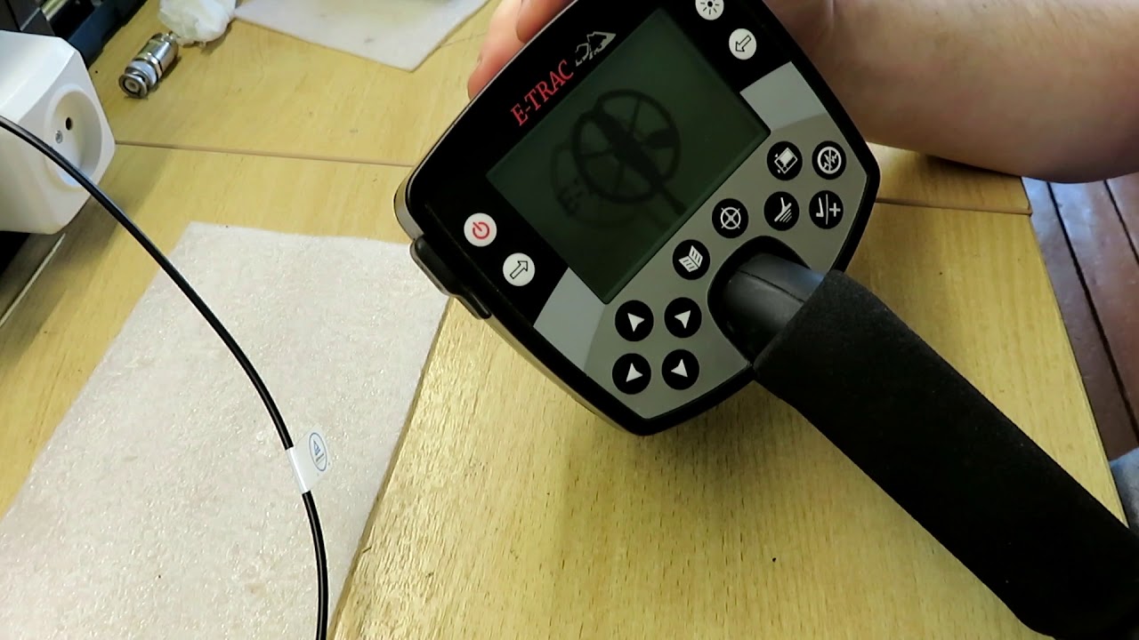 Металлодетектор Minelab E-trac при включении щелкает динамик и не включается