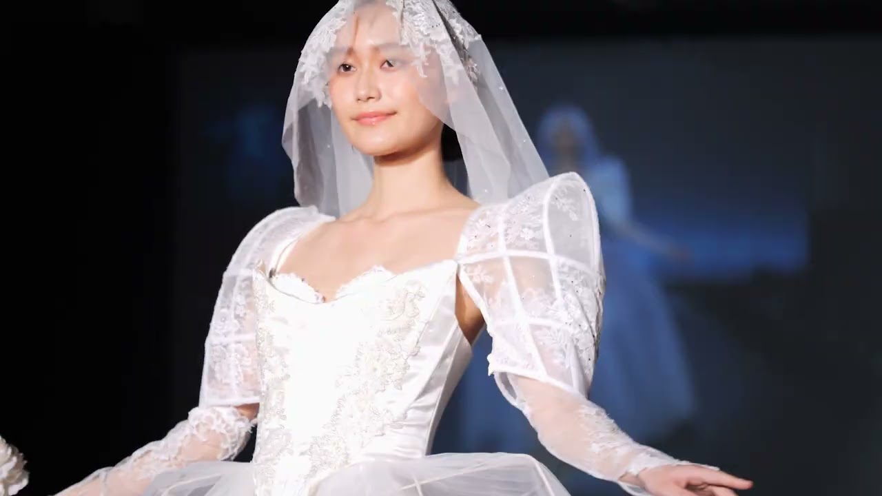 大阪・関西万博「ノモの国」レガシー　ファサード膜を使ったファッションショー(上田安子服飾専門学校）