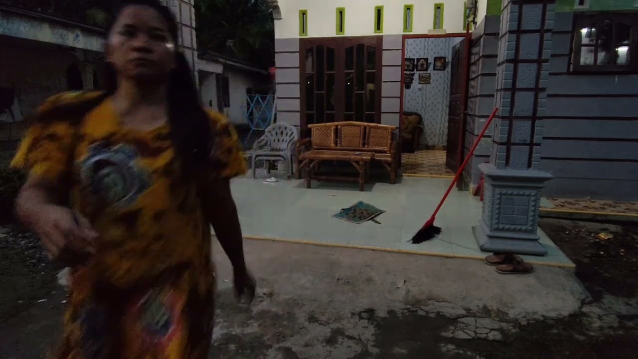 Subuh sekali bersihkan semua luar dalam rumah mamak ditemani suara ayam berkokok