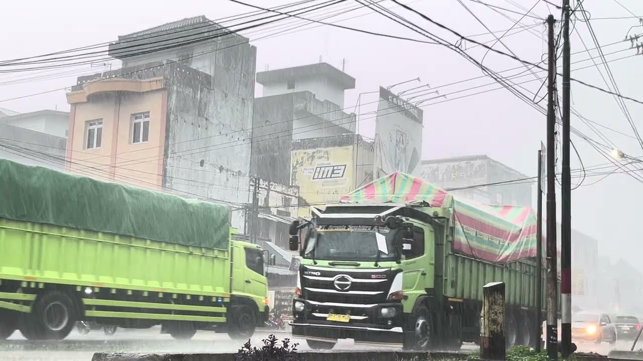 CCTV JALANAN || Jalan Lintas Timur Ramai truck FUSO Logistik Sore Hari
