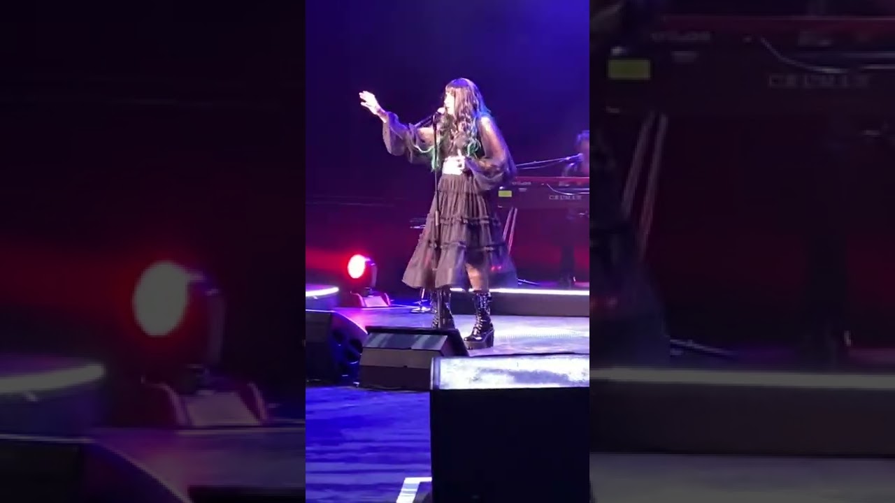 Jeanne Mas Folies Bergère Carolyne