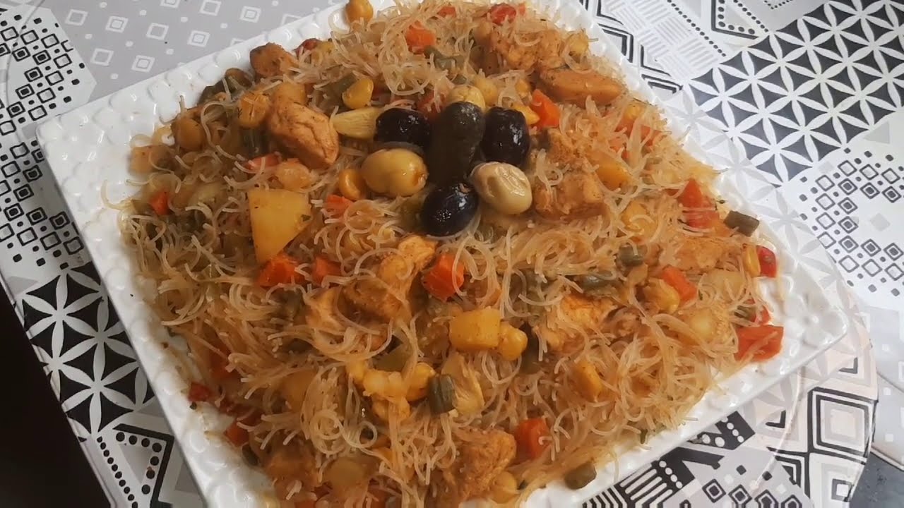 الشعرية الصينية بي قطع الدجاج والخضر غيشكروك  عليها عائلتك راوعة😋