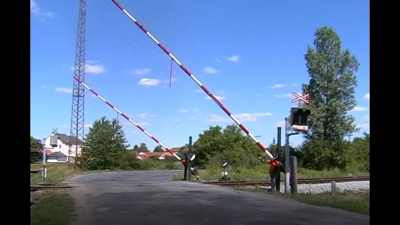 Železniční přejezd mechanické závory Křinec #1, #2 po rekonstrukci 03/07/2018 Czech level crossing