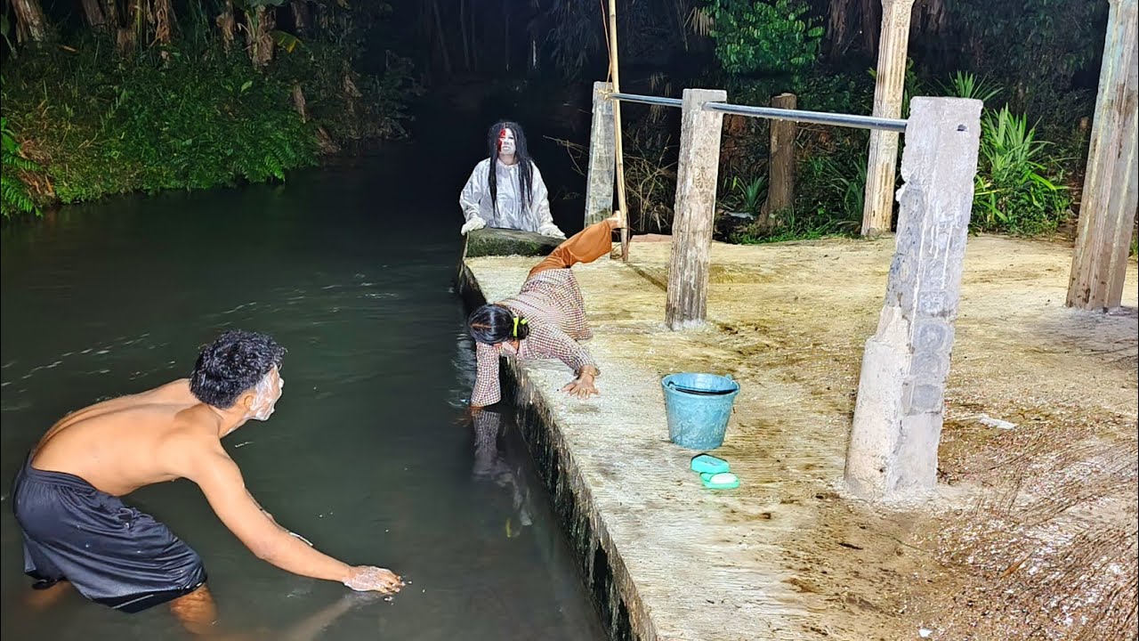 Prank Warga Mandi Tengah Malam Di Sungai Angker || Funnies Ghost Prank Indonesia
