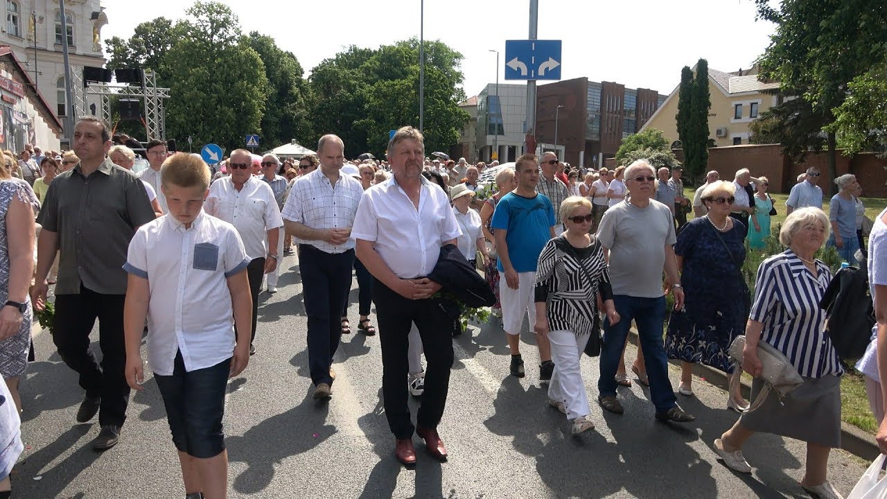 Tłumy wiernych na uroczystej miejskiej procesji Bożego Ciała w Koszalinie