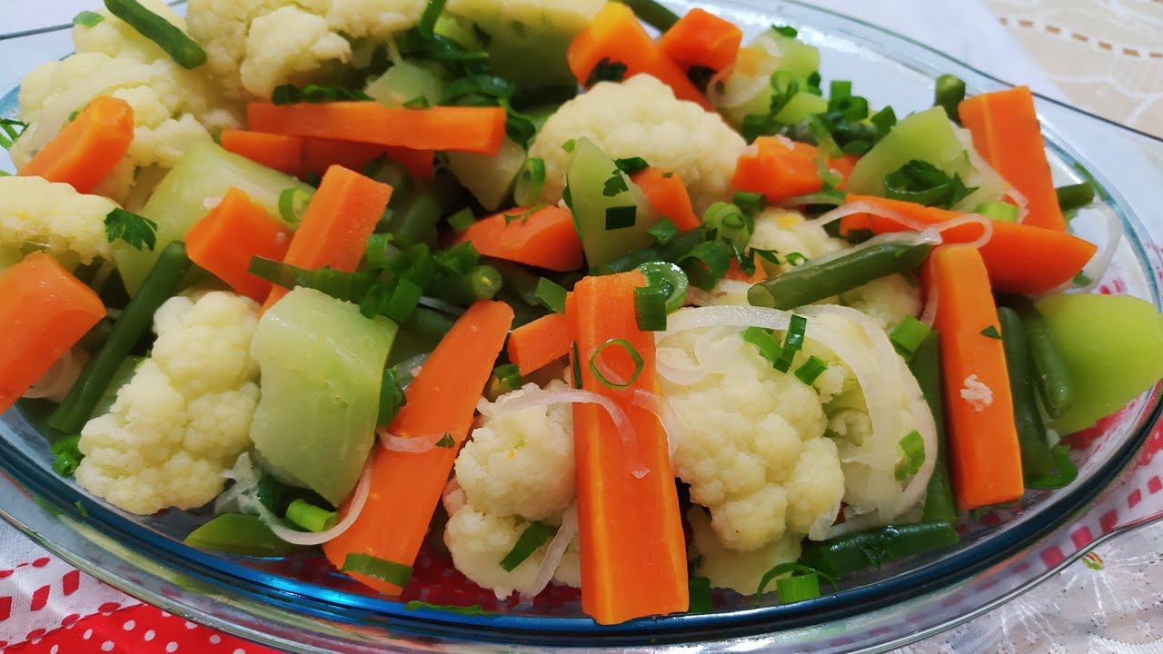 SALADA DE LEGUMES DE RESTAURANTE, MUITO SAUD&Aacute;VEL E NUTRITIVA
