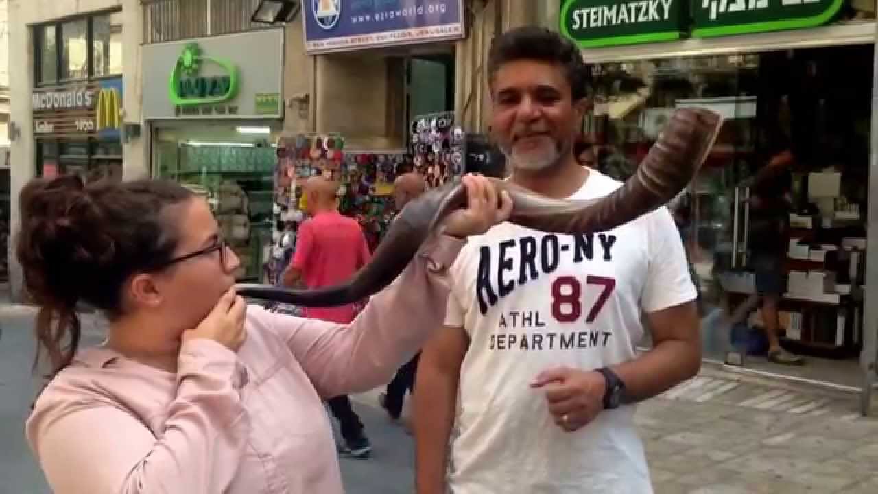 Tocando el Shofar en Ben Yehuda street