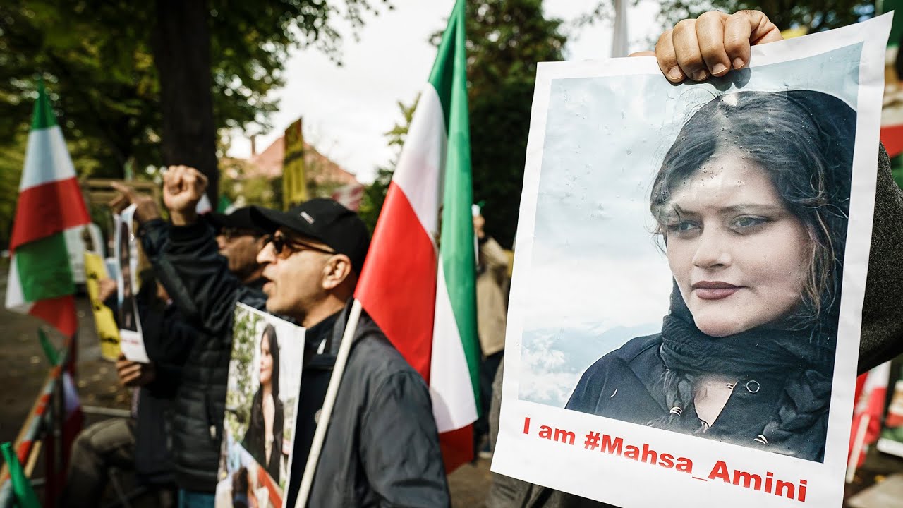 Iranianas queimam hijabs e cortam cabelos em protestos contra morte de Mahsa Amini