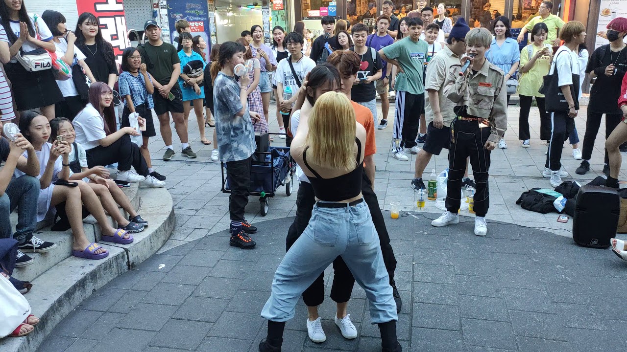 PARADOX💖. 'GENTLEMAN' 'LOVE SHOT' COVER. ENJOYING BUSKING WITH ONLOOKER.