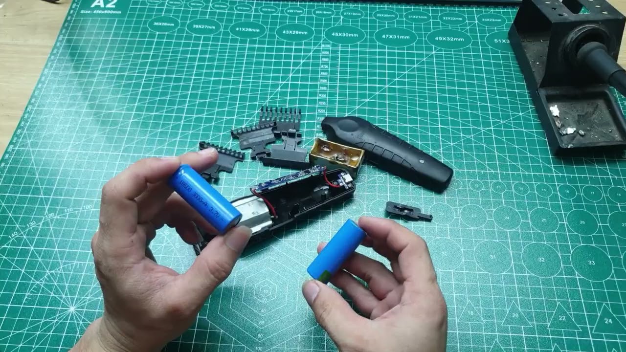 Sửa máy tông đơ Kemei mở soi nội thất