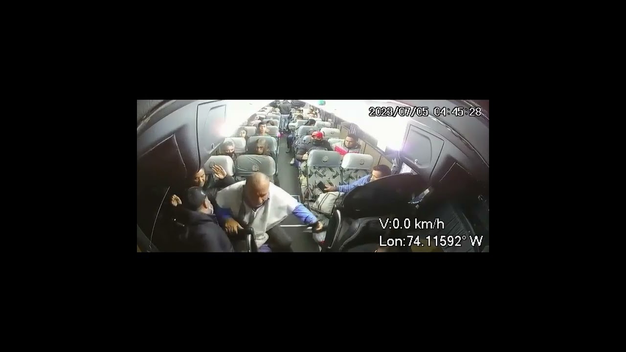 Momento exacto en que delincuentes roban a pasajeros de un bus- Telemedellín