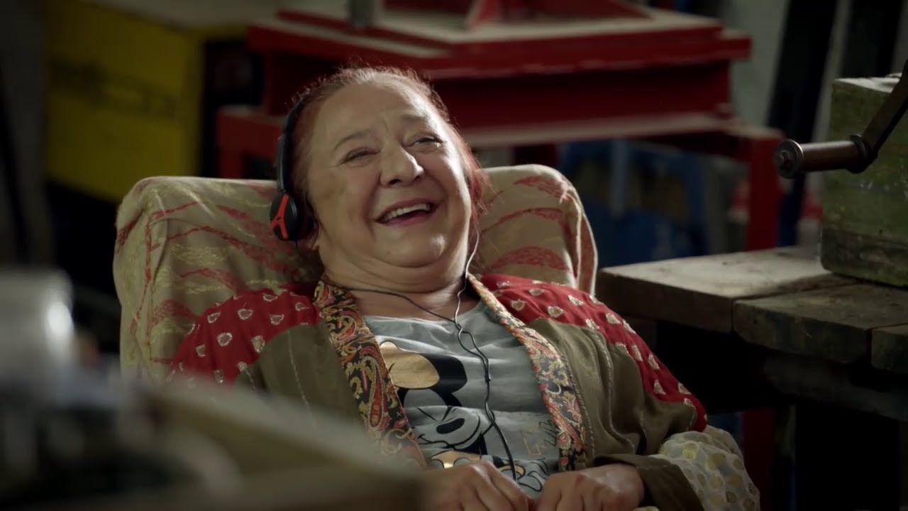 Ludmila Molínová ako strelená babka funebráčka (HROBÁRI)