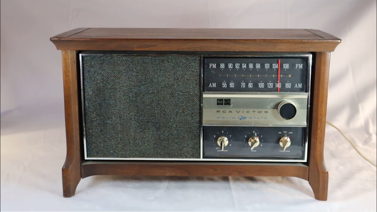 Настольный радиоприёмник RCA Victor 1960-х годов