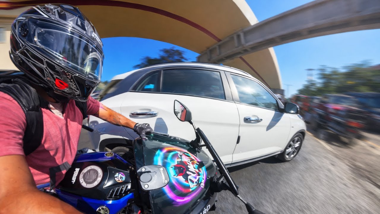 LE MOTARD PERCUTÉ PAR UNE VOITURE S’ÉNERVE 😡 | Compilation Moto Road Rage 2026