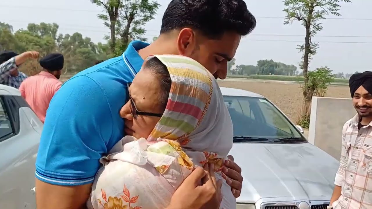 ਪੁੱਤਾਂ ਨੂੰ ਤੋਰਨ ਲੱਗੇ ਰੋਣਾ ਆ ਹੀ ਜਾਂਦਾ | Mummy Chachi Hoe Emotional | Manraj Di Flight