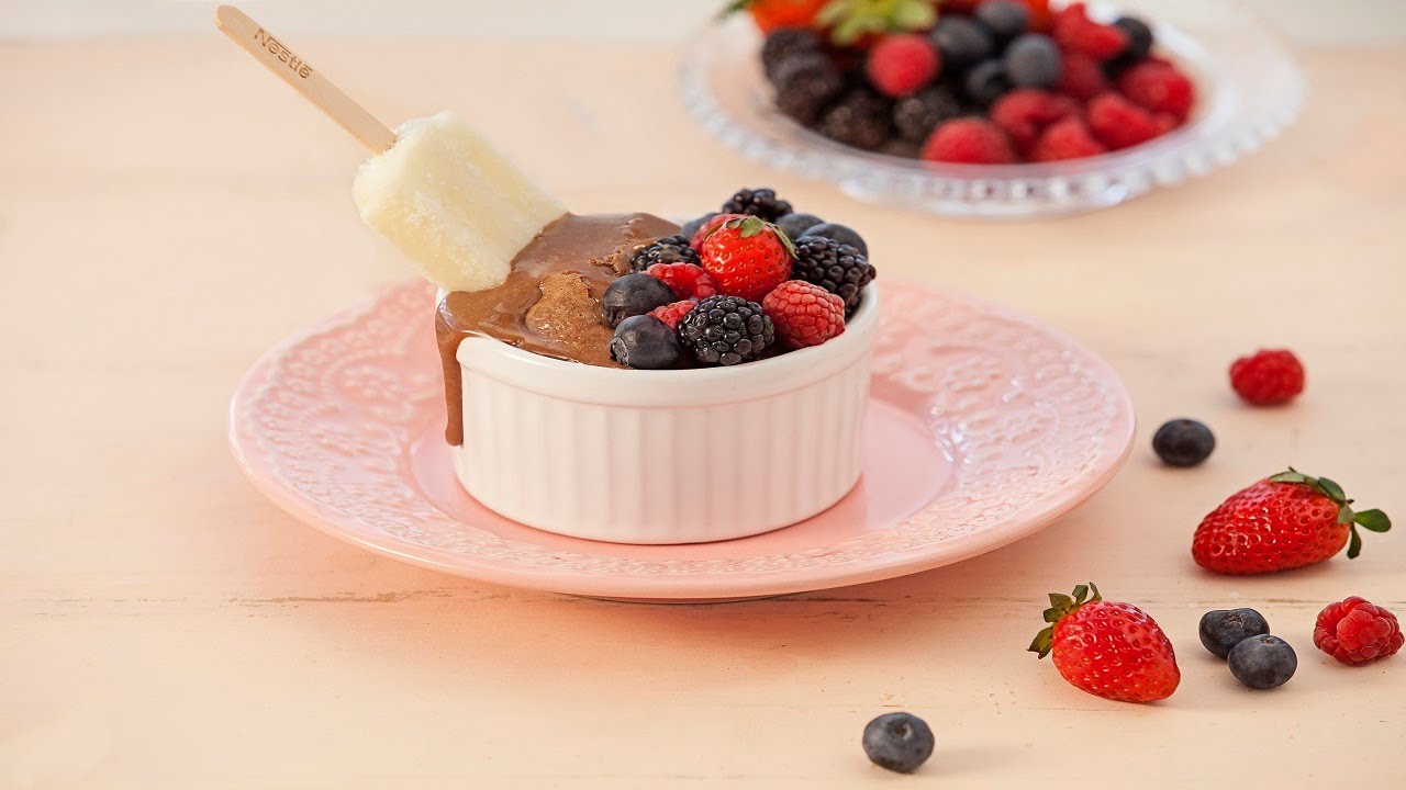 Grand Gateau com Frutas Vermelhas - Receitas Nestl&eacute;