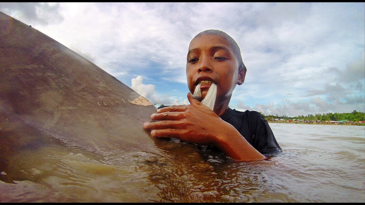 Diving into the Philippines' dangerous, underwater mines
