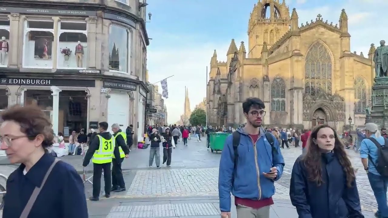 Edinburgh Fringe Street Walk