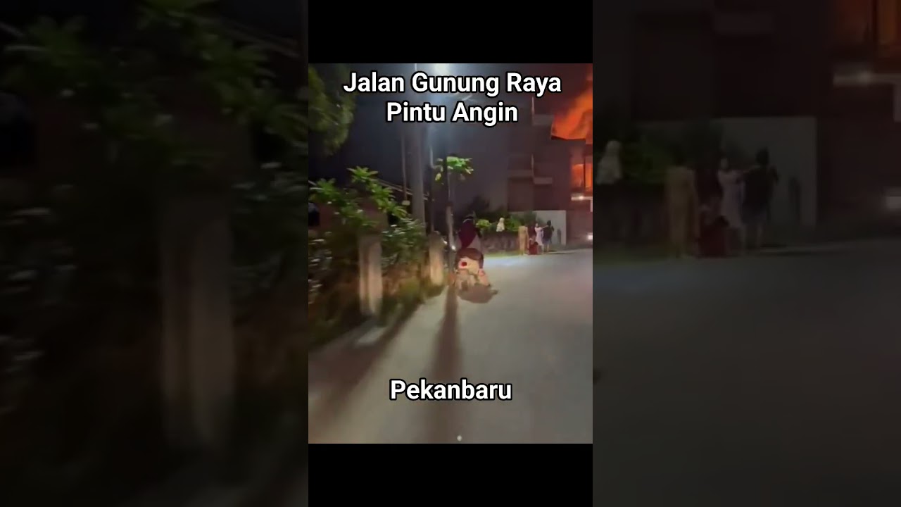 Info kebakaran gudang kayu, semoga tidak ada korban jiwa. #pekanbaru #kebakaran #info #jagomerah