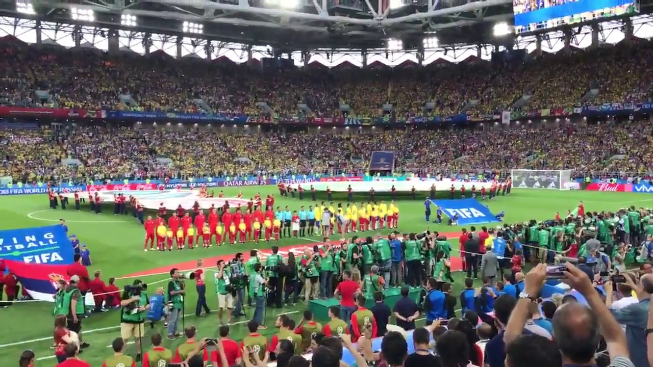 Torcida brasileira cantando o hino a capela na Copa da Russia