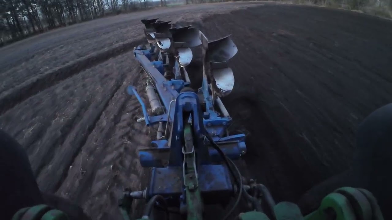 Ploughing with John Deere 6920