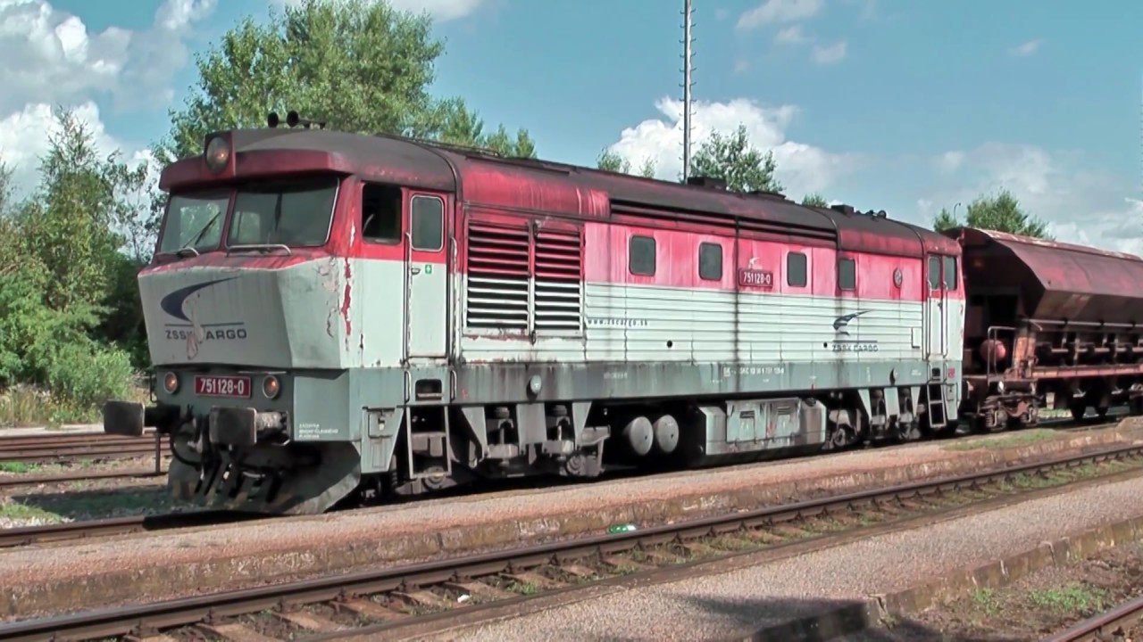 ZSSKC 751 128-0 s nákladným vlakom