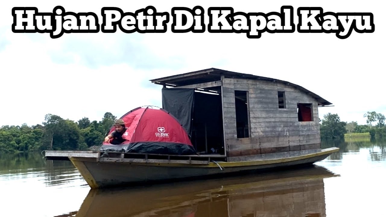 camping diguyur hujan deras di kapal kayu