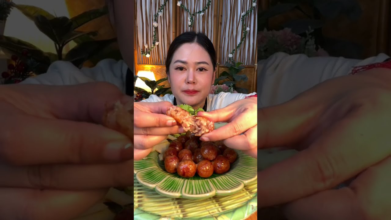 ไส้กรอกอีสานทอดร้อนๆ กินกับขิงสด ใครชอบกินบ้างค่ะ