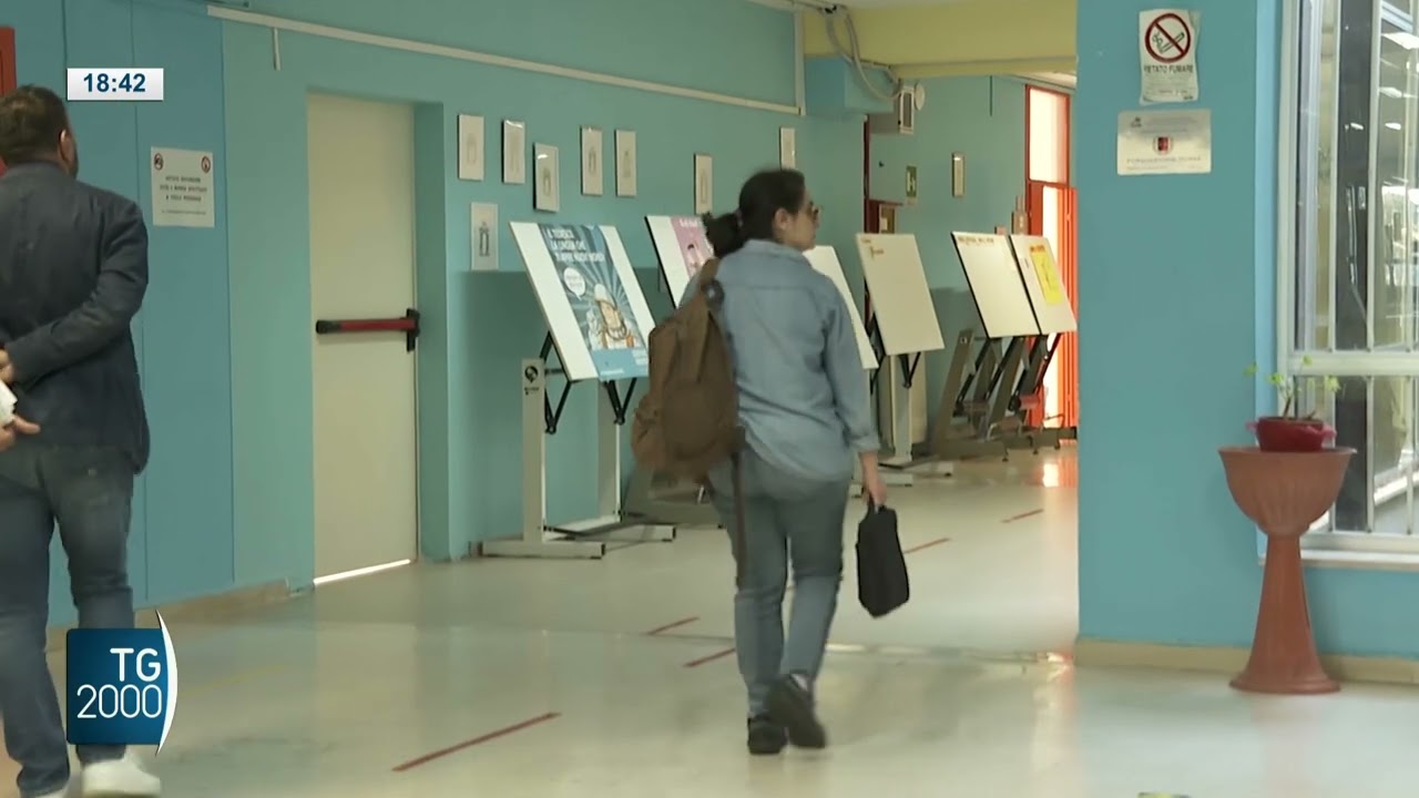 Latina, studentessa si rifiuta di consegnare telefono. Rissa sfiorata