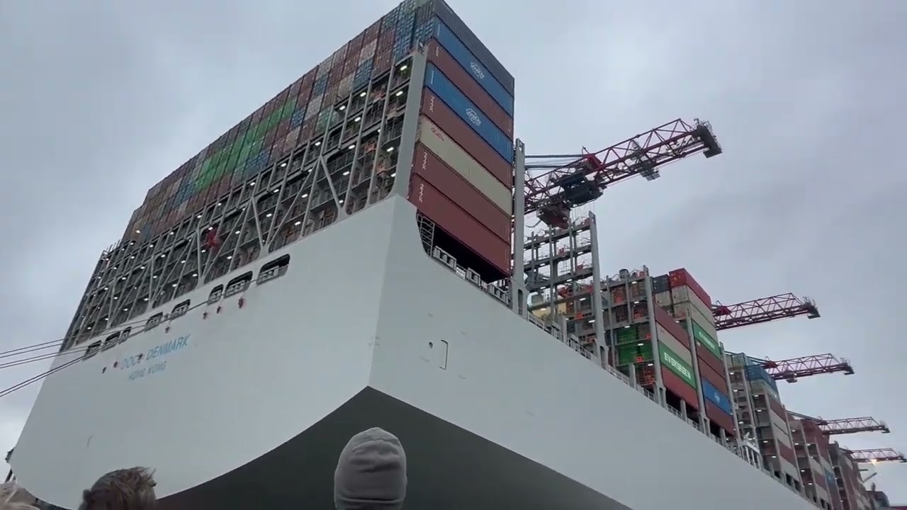 Spektakul&auml;re Aufnahmen: Gro&szlig;es Containerschiff wird im Hamburger Hafen beladen🚢 !